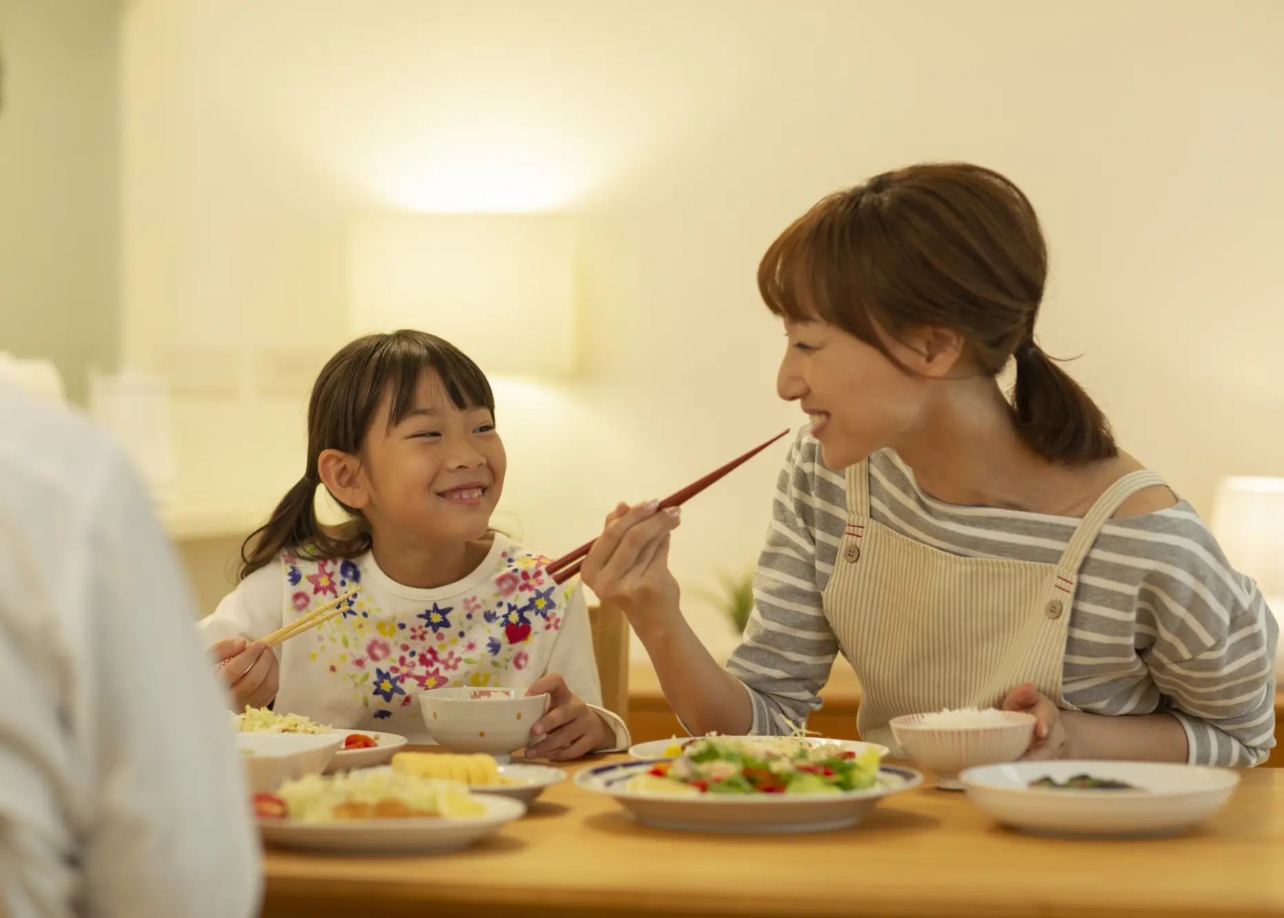 食事をする家族